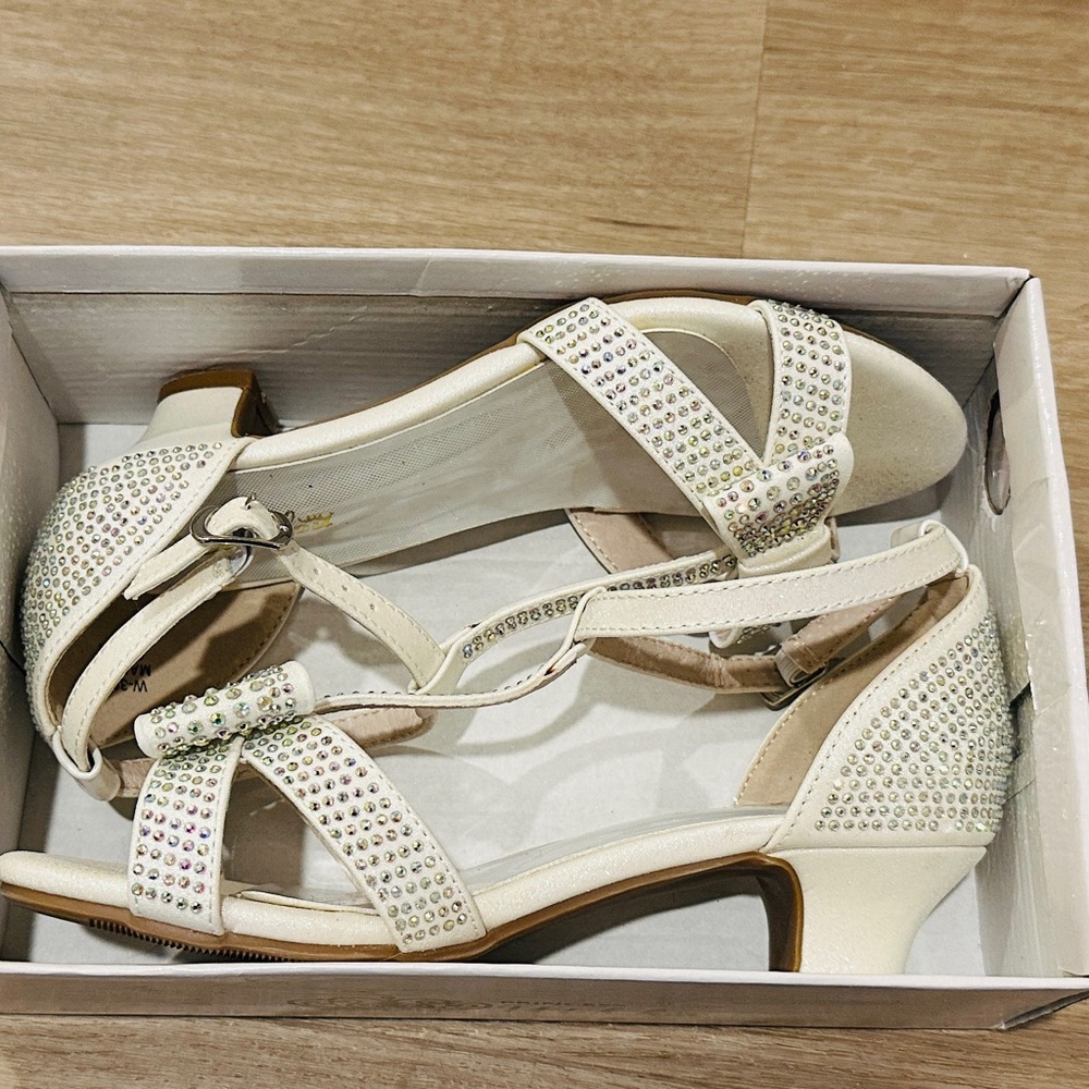 Elegant Cream Sandals with Rhinestone Bow - Picture 2 of 8